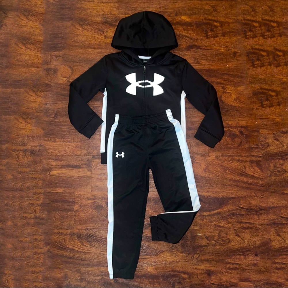 Boys under Armour outfit like NEW size 6
